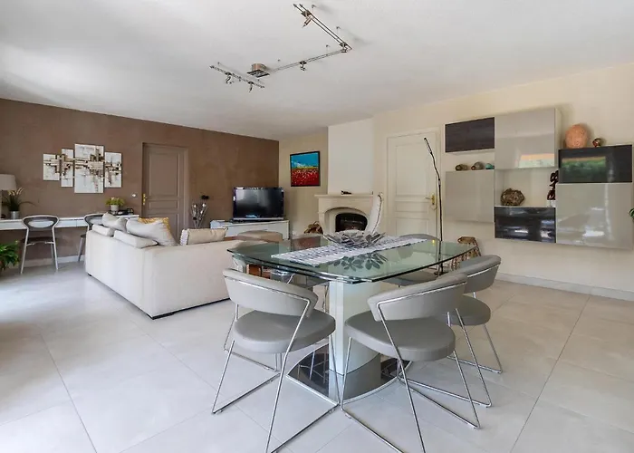 In Raphael Saint-Raphaël