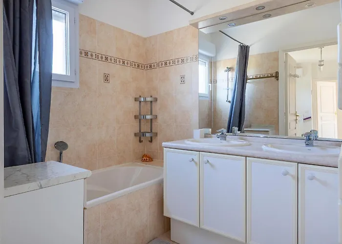 In Raphael Saint-Raphaël